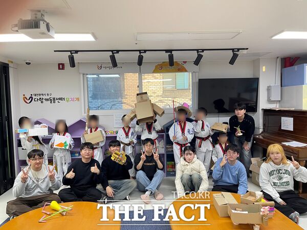 한남대학교 사회복지학과 소속 업사이클 크루가 20일 캡스톤디자인 프로젝트의 일환으로 대전시 동구 다함께 돌봄센터 무지개 지역 아동들과 함께 재활용 창작 프로그램을 진행했다. /한남대학교