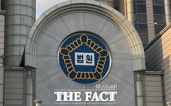 서울중앙지법 민사합의50부(김상훈 수석부장판사)는 이주 중 영풍·MBK 연합이 신청한 신주발행 금지 가처분 신청 인용 또는 기각 여부를 결정한다. 서울 서초구 서울중앙지법 전경. /더팩트 DB