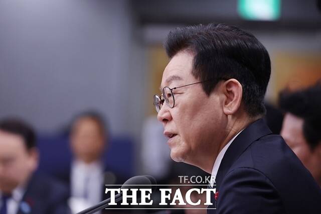 이재명 정부는 서울 전역과 경기 일부를 규제지역으로 묶고 고가주택 대출 문턱을 높였다. 대규모 주택 공급 계획도 발표했다. 수요 억제와 공급 확대라는 카드를 동시에 가동한 것이다. /대통령실통신사진기자단·뉴시스