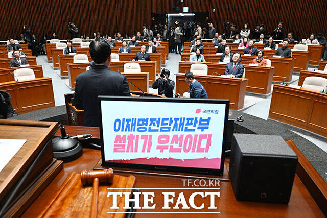 의원총회에서 발언하는 송 원내대표.