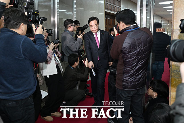 본회의 앞두고 국회의장실 방문한 송 원내대표.