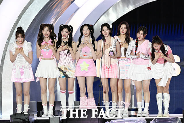 2025년 최고의 활약을 펼친 하츠투하츠는 지난해 9월 열린 '2025 더팩트 뮤직 어워즈'에서 신인상(넥스트 리더)을 수상했다. 사진은 당시 모습. 서예원 기자