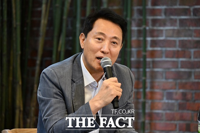 오세훈 서울시장이 7일(일) 저녁 쿠알라룸푸르에서 열린 '아시아 출장 기자간담회'에서 질문에 답변하고 있다./서울시