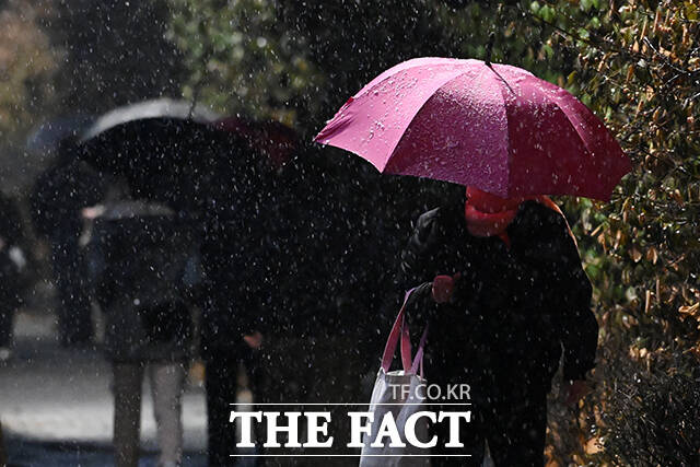 23일 기상청에 따르면 오는 27~28일 중부지방을 중심으로는 비 또는 눈이 내릴 가능성이 제기된다. /서예원 기자
