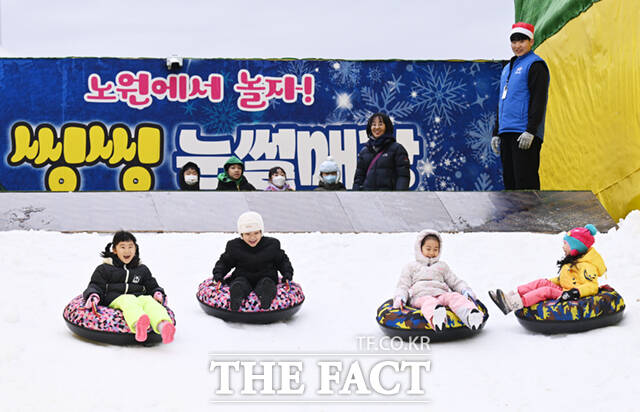 노원구가 23일 서울 노원구 서울과학기술대학교 종합운동장에서 '씽씽 눈썰매장'을 개장한 가운데, 어린이들이 눈썰매를 타고 있다. /이새롬 기자