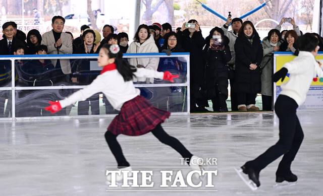 노원구가 23일 서울 노원구 서울과학기술대학교 종합운동장에서 '씽씽 눈썰매장'을 개장한 가운데, 오승록 구청장이 아이들과 눈썰매를 타고 있다.
