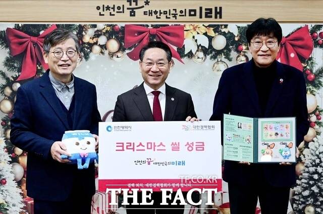 유정복 인천시장(가운데)이 23일 시청 접견실에서 열린 2025년 크리스마스 씰 성금 전달식에서 우윤식 대한결핵협회 인천지부 회장(왼쪽)에게 결핵퇴치 성금을 전달하고 기념 촬영을 하고 있다. /인천시