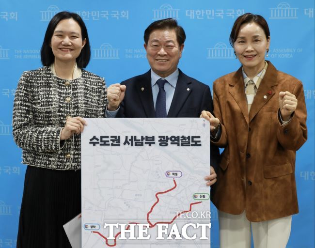 김남희 의원, 박승원 광명시장, 임오경 의원이 수도권 서남부 광역철도 신속 추진을 결의하고 있다. /광명시