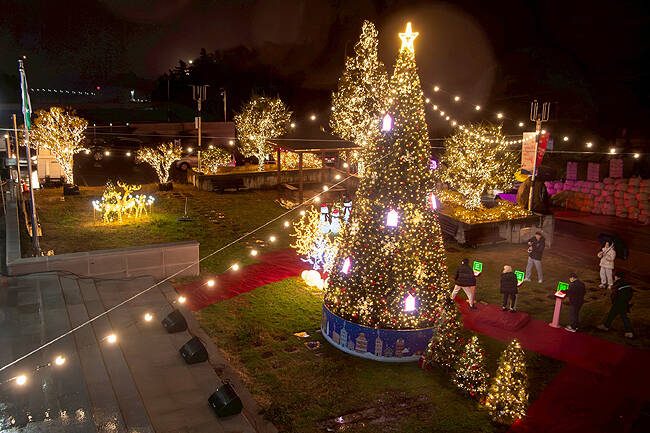 울릉군 한마음회관 마당이 겨울밤을 밝히는 화려한 빛의 향연으로 물들고 있다. /울릉군