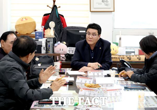 정명국 대전시의회 의원(국민의힘, 동구 3)이 22일 행정자치위원장실에서 가양1동 주민숙원사업 추진 방안 모색을 위한 정책간담회를 개최한 가운데 주민들의 의견을 듣고 있다. /대전시의회