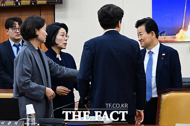 이날 열린 과학기술정보방송통신위원회 전체회의에서 최민희 위원장이 의사봉을 두드리고 있다.