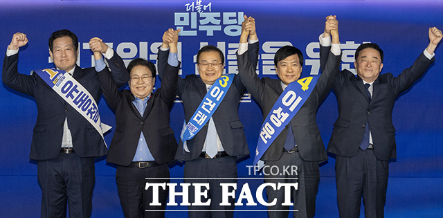 유동철, 문정복, 이건태, 이성윤, 강득구 더불어민주당 최고위원 후보(왼쪽부터)가 23일 서울 여의도 민주당 중앙당사에서 열린 최고위원 선출을 위한 1차 합동연설회에서 기념촬영을 하고 있다. /남윤호 기자