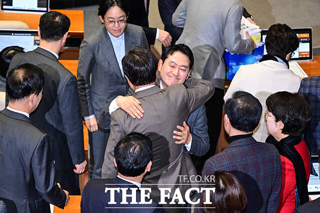 장동혁 국민의힘 대표(가운데)가 23일 오전 서울 여의도 국회 본회의장에서 '12.3 윤석열 비상계엄 등에 대한 내란전담재판부 설치 및 제보자 보호 등에 관한 특별법안'에 대해 24시간 무제한 토론(필리버스터)을 마친 후 김대식 의원과 포옹하고 있다. /국회=남윤호 기자