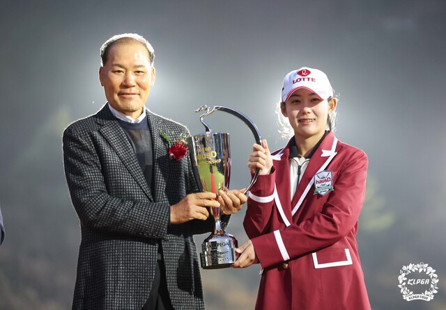 대보그룹의 건설계열사 대보건설은 23일 제5회 대보 하우스디 챔피언십 대회기간 자선 이벤트로 진행한 '하우스디 존' 기부금을 휴먼에이드에 전달했다고 밝혔다. 사진은 최등규 대보그룹 회장이 황유민 프로에게 우승 트로피를 전달하는 모습. /대보그룹