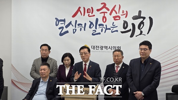 조원휘 대전시의회 의장이 23일 대전시의회 기자실에서 의정결산 기자회견을 개최하고 2025년 한 해 성과에 대해 설명하고 있다. /정예준 기자