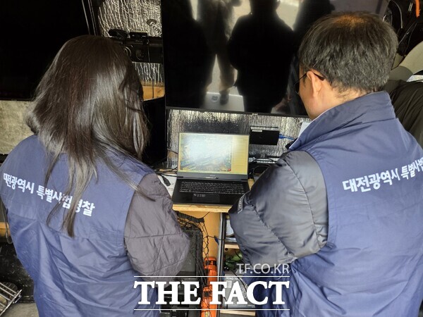 대전시 특별사법경찰이 환경오염물질 배출사업장에 대한 불법행위 단속 활동을 실시하고 있는 모습. /대전시