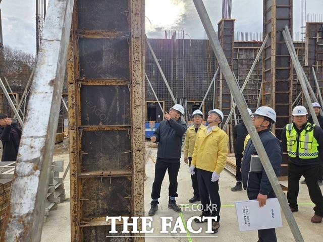 23일 전북 대표도서관 건립 현장에서 노홍석 행정부지사가 동절기 안전사고 예방을 위한 합동점검을 실시하고 있다. /전북도