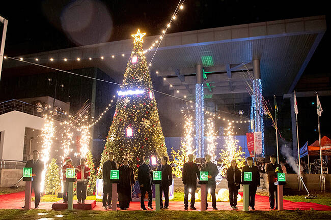 울릉군은 22일 한마음회관 마당에서 트리 점등식을 개최하고 주민과 관광객들에게 잊지 못할 겨울 정취를 선사했다. /울릉군