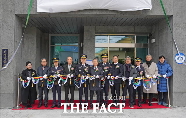 아산경찰서 신창파출소 개축식 현장에서 주요 참석자들이 테이프 커팅을 하고 있다. /아산경찰서