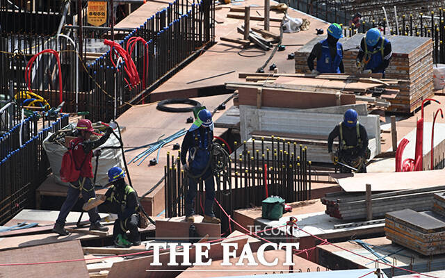 서울시가 지난 2년간 공사비 문제 등 조합과 시공자 간 갈등이 발생한 사업장 총 37곳에 대해 행정 중재했다고 23일 밝혔다. /더팩트DB