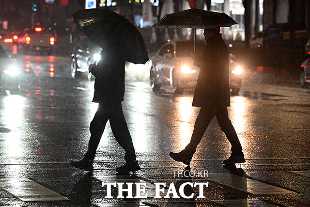 크리스마스 이브이자 수요일인 24일 전국이 대체로 흐린 가운데 전국 대부분 지역에 비가 내리겠다. 아침 최저기온은 영하 2도~10도, 낮 최고기온 4도~13도의 분포를 보이겠다. /서예원 기자