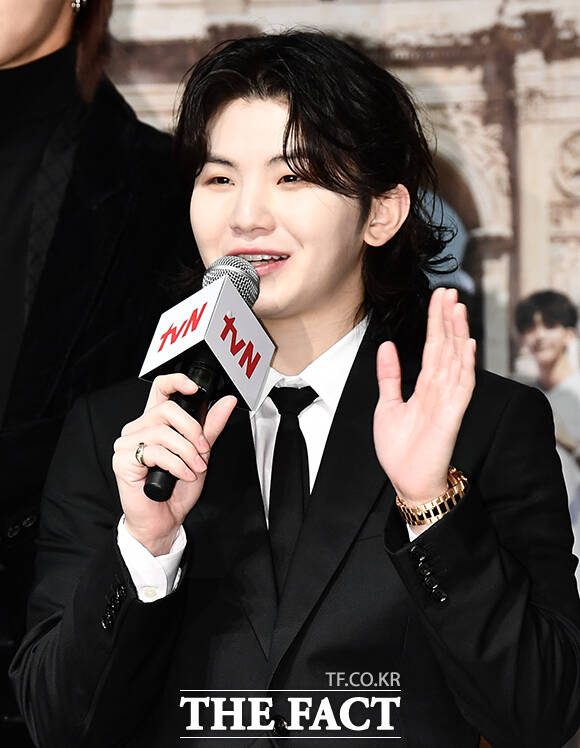 23일 서울신문 보도에 따르면 육군훈련소 소속 상사 A씨는 지난 9월 훈련병으로 입소한 그룹 세븐틴 멤버 우지에게 자신의 결혼식에서 축가를 불러줄 가수를 소개해달라고 요청한 것으로 전해졌다. /박헌우 기자