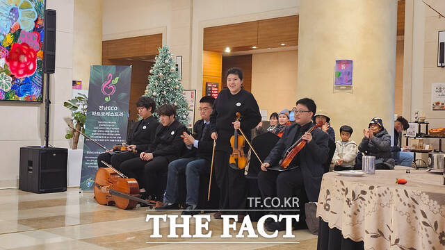 22일 여수 아트디오션갤러리·하트 장애인 오케스트라 제1회 후원의 밤 무대에서 하트오케스트라 장애인 단원들이 연주를 마친 뒤 소개의 시간을 갖고 관객을 향해 인사하고 있다. /고병채 기자