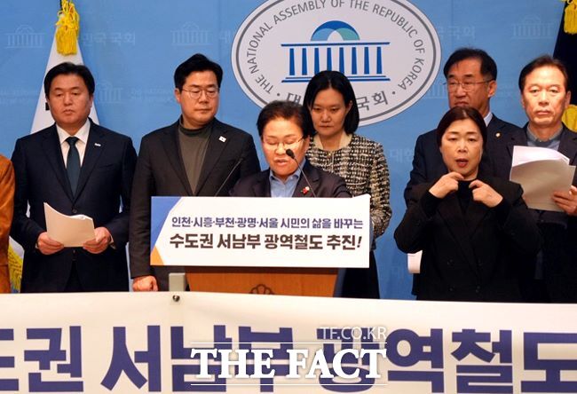 문정복 의원이 수도권 서남부 광역철도 신속 추진을 제안하고 있다. /문정복 의원실