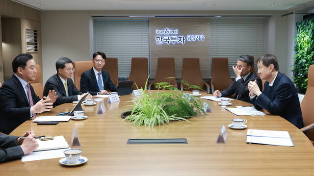 23일 이찬진 금융감독원장(맨 오른쪽)이 김성환 한국투자증권 사장(맨 왼쪽) 등 한국투자증권과 한국금융지주 경영진과 면담하고 있다. /금융감독원