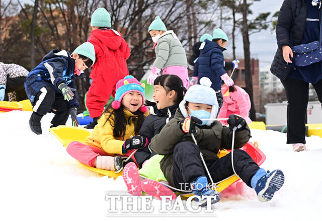 노원구가 23일 서울 노원구 서울과학기술대학교 종합운동장에서 '씽씽 눈썰매장'을 개장한 가운데, 오승록 구청장이 아이들과 눈썰매를 타고 있다.