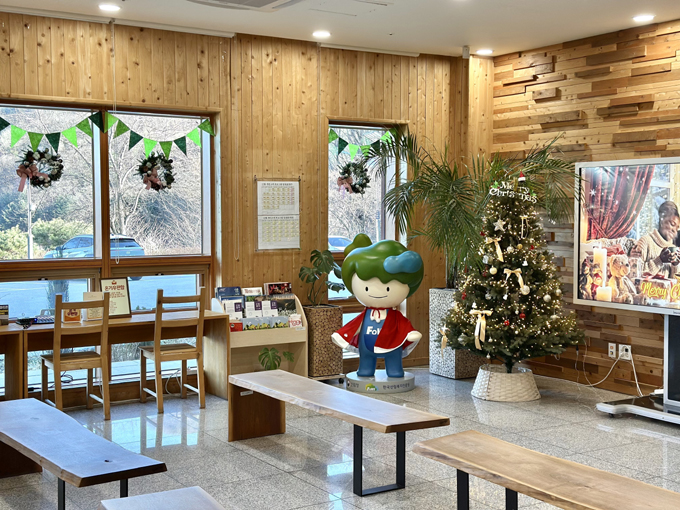 크리스마스를 맞아 국립산림치유원 방문자 안내센터이 크리스마스 트리를 장식했다. /한국산림복지진흥원 국립산림치유원