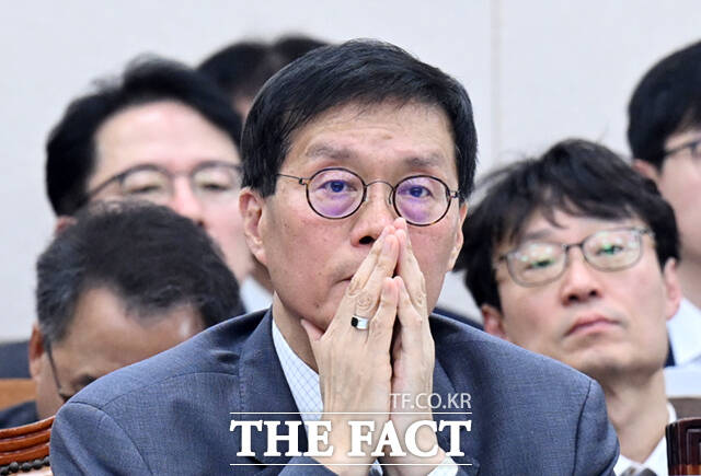 이창용 한국은행 총재가 지난 10월 29일 서울 여의도 국회에서 열린 기획재정위원회의 한국은행·국세청·관세청 등에 대한 종합감사에 출석해 고심하고 있다. /국회=이새롬 기자