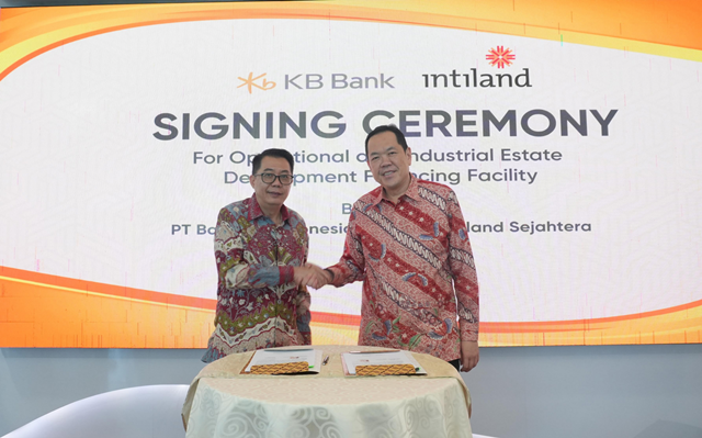 KB국민은행의 인도네시아 자회사 KB Bank 인도네시아가 현지 부동산 개발사 PT 인틸랜드 세자흐테라와 전략적 금융 협약을 맺었다. 사진은 협약식에 참석한 쿠날디 다르마 리에 KB Bank 인도네시아 은행장(오른쪽). /KB국민은행