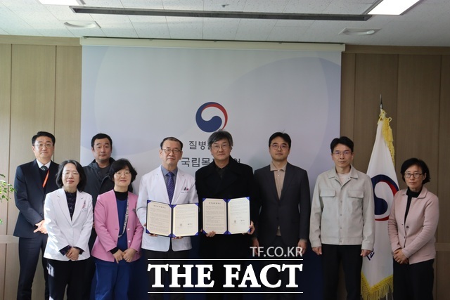 전남대학교 의과대학이 국립목포병원과 지역 필수의료 인력 양성과 공공의료 협력 강화를 위한 업무협약(MOU)을 체결하고 있다. /전남대학교