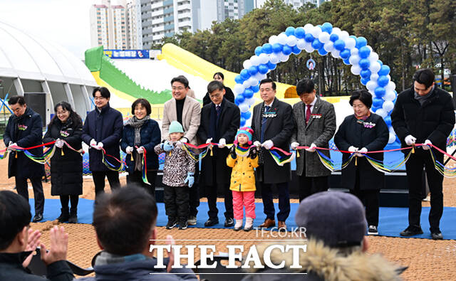노원구가 23일 서울 노원구 서울과학기술대학교 종합운동장에서 '씽씽 눈썰매장'을 개장한 가운데, 오승록 구청장이 아이들과 눈썰매를 타고 있다.