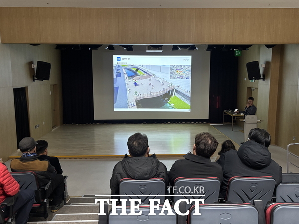 금산군 금산천 일원 무대교 설치공사 재착수 주민설명회 모습 /금산군