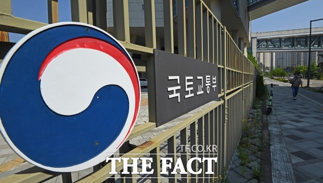 국토교통부 발주 공사 진행 과정에서 뒷돈을 받은 서기관이 징역 5년을 구형받았다./더팩트 DB