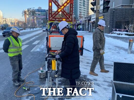 경기 남양주시 관계자들이 지역 내 지반침하 취약지역을 대상으로 지표투과레이더(GPR) 탐사를 실시하고 있다. /남양주시