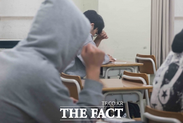 교육부가 마련한 '수행평가 시 인공지능(AI) 활용 관리 방안'은 AI 활용을 일률적으로 금지하기보다는 안전하고 교육적으로 활용하도록 하는 데 초점을 맞췄다. 사진은 서울의 한 고등학교. /더팩트 DB