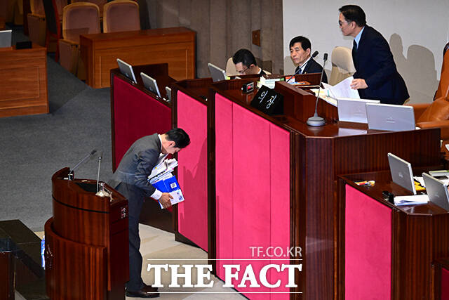 헌정사상 처음으로 24시간 무제한 토론을 마친 장동혁 대표가 우 의장에게 인사하고 있다.