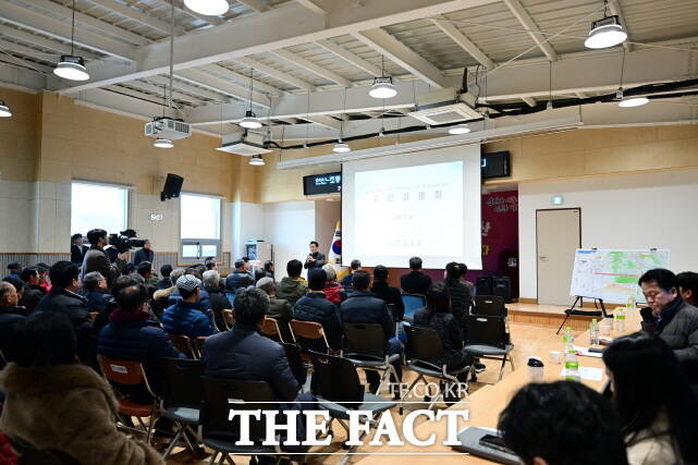 22일 열린 황룡재 터널사업 주민설명회 장면. /논산시