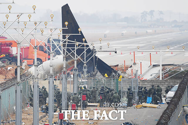 전남 무안국제공항에서 충돌·화재로 179명의 목숨을 앗아간 12·29 제주항공 여객기 참사 관련 콘크리트 둔덕에 설치된 방위각제공시설(로컬라이저)가 항공안전운영기준을 위반했다는 귄익위 조사 결과가 나왔다. /무안=장윤석 기자