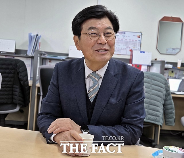 이춘희 전 세종시장이 23일 세종시청 기자실을 찾아 내년 지방선거 시장 출마를 공식화하며 환하게 웃고 있다. /김형중 기자