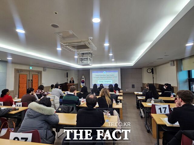 23일 대전시교육청 회의실에서 '2026년 상반기 원어민 보조교사 재계약식'을 진행하고 있다. /대전시교육청