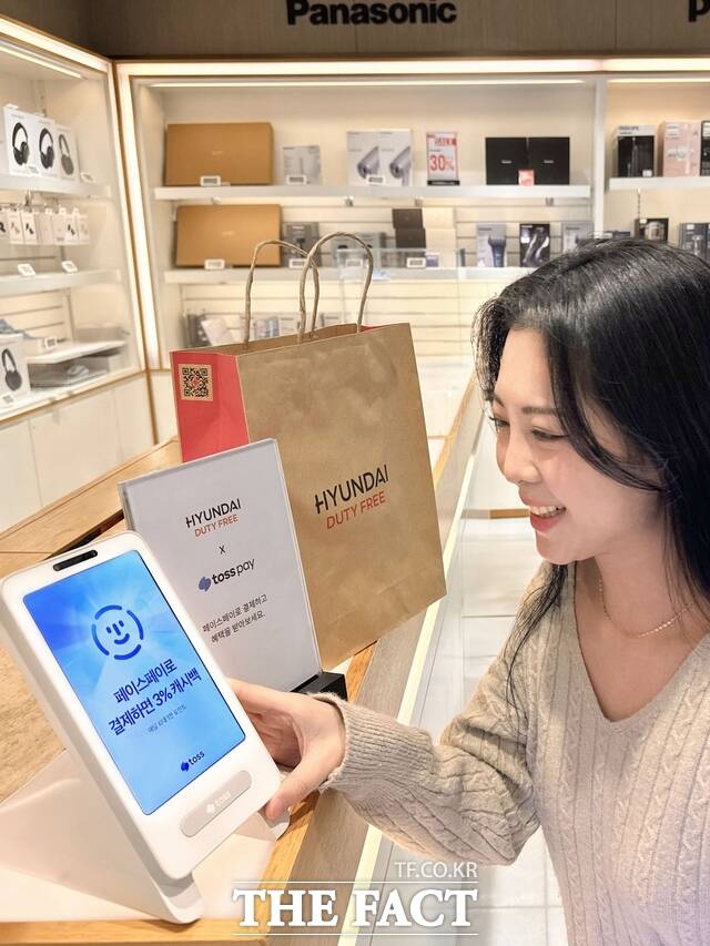 3일 오전 인천 중구에 위치한 현대면세점 인천공항점에서 직원이 '토스 페이스페이'를 시현하고 있다. /현대면세점