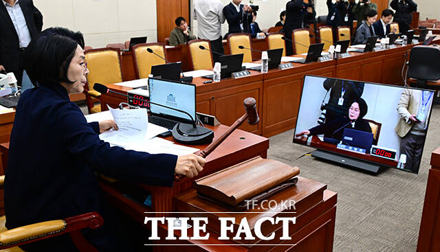 이날 열린 과학기술정보방송통신위원회 전체회의에서 최민희 위원장이 의사봉을 두드리고 있다.