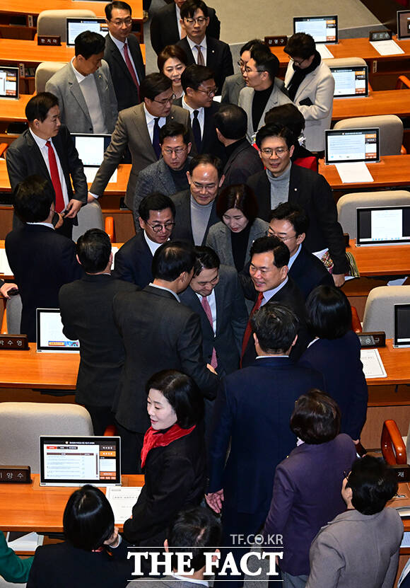 국민의힘 소속 의원들은 장 대표의 무제한 토론 종료와 함께 본회의장을 퇴장했다.