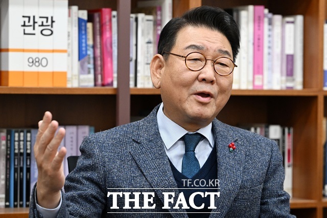 김교흥 더불어민주당 의원(국회 문화체육관광위원회 위원장)이 22일 오후 서울 여의도 국회 문체위원장실에서 <더팩트>와 인터뷰를 하고 있다. /국회=남용희 기자