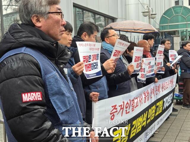 택배노동자과로사대책위원회 등은 23일 오후 1시 서울 서대문구 경찰청 앞에서 산업재해 은폐 의혹을 받는 김범석 쿠팡 의장 고발 기자회견을 열었다./김영봉 기자