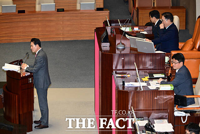 국민의힘 소속 주호영 국회부의장이 무제한 토론 사회를 거부한 가운데 우원식 국회의장과 이학영 부의장의 피로도가 높아지고 있다. 사진은 장 대표의 연설 중 하품하는 우원식 국회의장(오른쪽)의 모습.